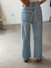 Load image into Gallery viewer, Vintage Levi Jeans