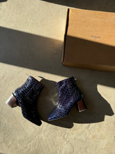 Load image into Gallery viewer, Flattered Croc Boots NEW - UK 5