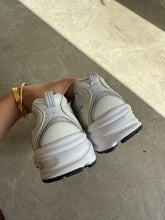 Load image into Gallery viewer, New Balance Trainers - UK 7
