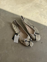 Load image into Gallery viewer, Zara Snakeskin Pumps - UK 8
