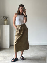 Load image into Gallery viewer, Uniqlo Skirt NEW
