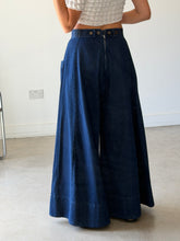 Load image into Gallery viewer, Wiggy Kit Jeans
