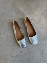 Load image into Gallery viewer, Aeyde Pumps
