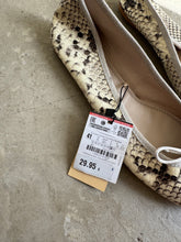Load image into Gallery viewer, Zara Snakeskin Pumps - UK 8
