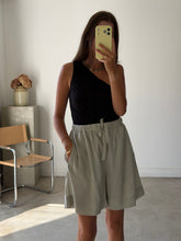 Load image into Gallery viewer, H&amp;M Shorts NEW
