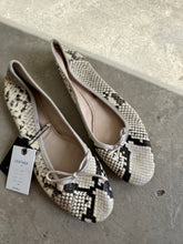 Load image into Gallery viewer, Zara Snakeskin Pumps - UK 8
