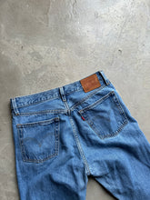 Load image into Gallery viewer, Levi 501 Jeans
