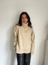 Load image into Gallery viewer, H&amp;M Knitted Jumper
