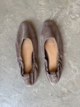 Load image into Gallery viewer, H&amp;M Suede Pumps - UK 8
