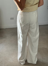 Load image into Gallery viewer, Massimo Dutti Jeans
