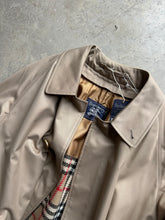 Load image into Gallery viewer, Burberry Trench Coat
