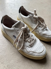 Load image into Gallery viewer, Autry Trainers - UK 7
