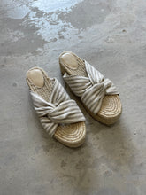 Load image into Gallery viewer, Bershka Sandals - UK 4
