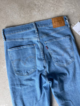 Load image into Gallery viewer, Levi Skinny Jeans
